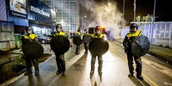 V centru Haagu se střetly dvě znepřátelené skupiny, hořely policejní vozy či autobus