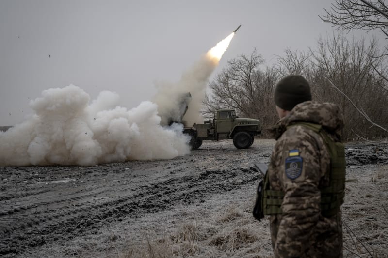 Ukrajinci pálí na ruské pozice u Avdijivky.