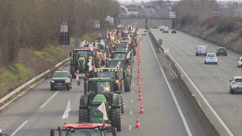 Část farmářů míří s těžkou technikou na pondělní protest v Praze.