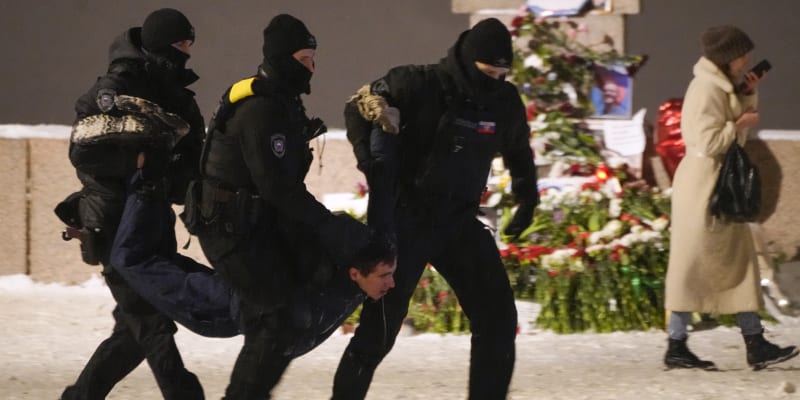 Policisté zadrželi muže, který přinesl květiny na památku Alexeje Navalného v Petrohradu.  
