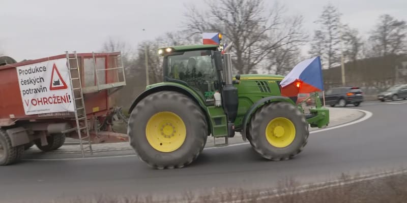 Část farmářů míří s těžkou technikou na pondělní protest v Praze.