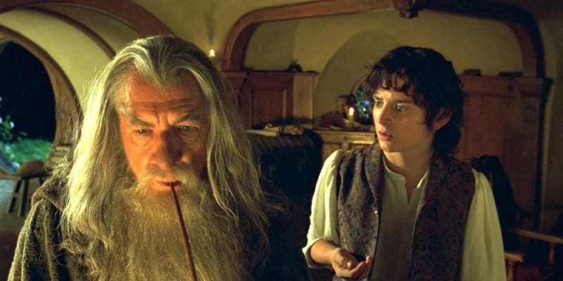 Sir Ian McKellen se proslavil rolí čaroděje Gandalfa v trilogiích Pán Prstenů a Hobit.