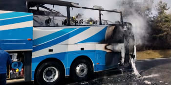 Autobus plný hokejistů u Olomouce zachvátily plameny. Požár vůz zcela poškodil