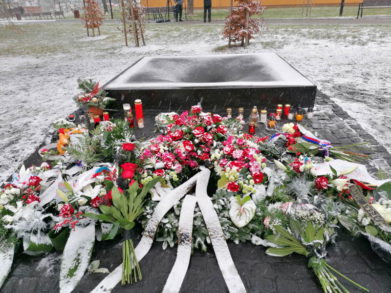 Sedm obětí střelby ve Fakultní nemocnici v Ostravě z roku 2019 uctívá jen anonymní pomník. Jména obětí uvedena nejsou, pozůstalí se na tom nedokázali domluvit. Jejich postoje ale zbytečně ovlivňovali lidé,  kteří anonymní památník doporučovali. 