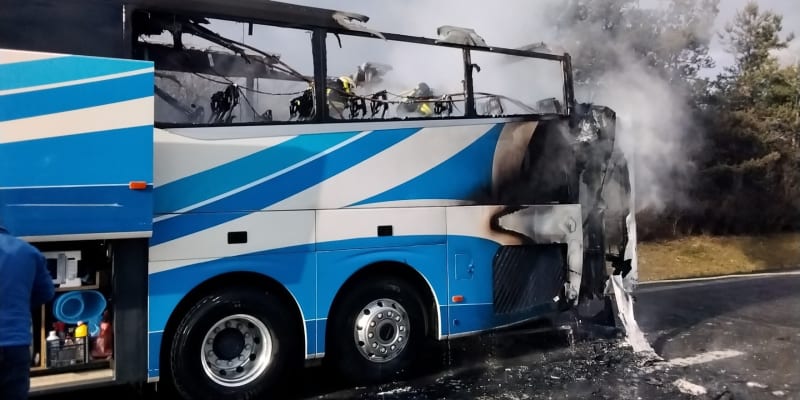 Na dálnici D35 hořel autobus.