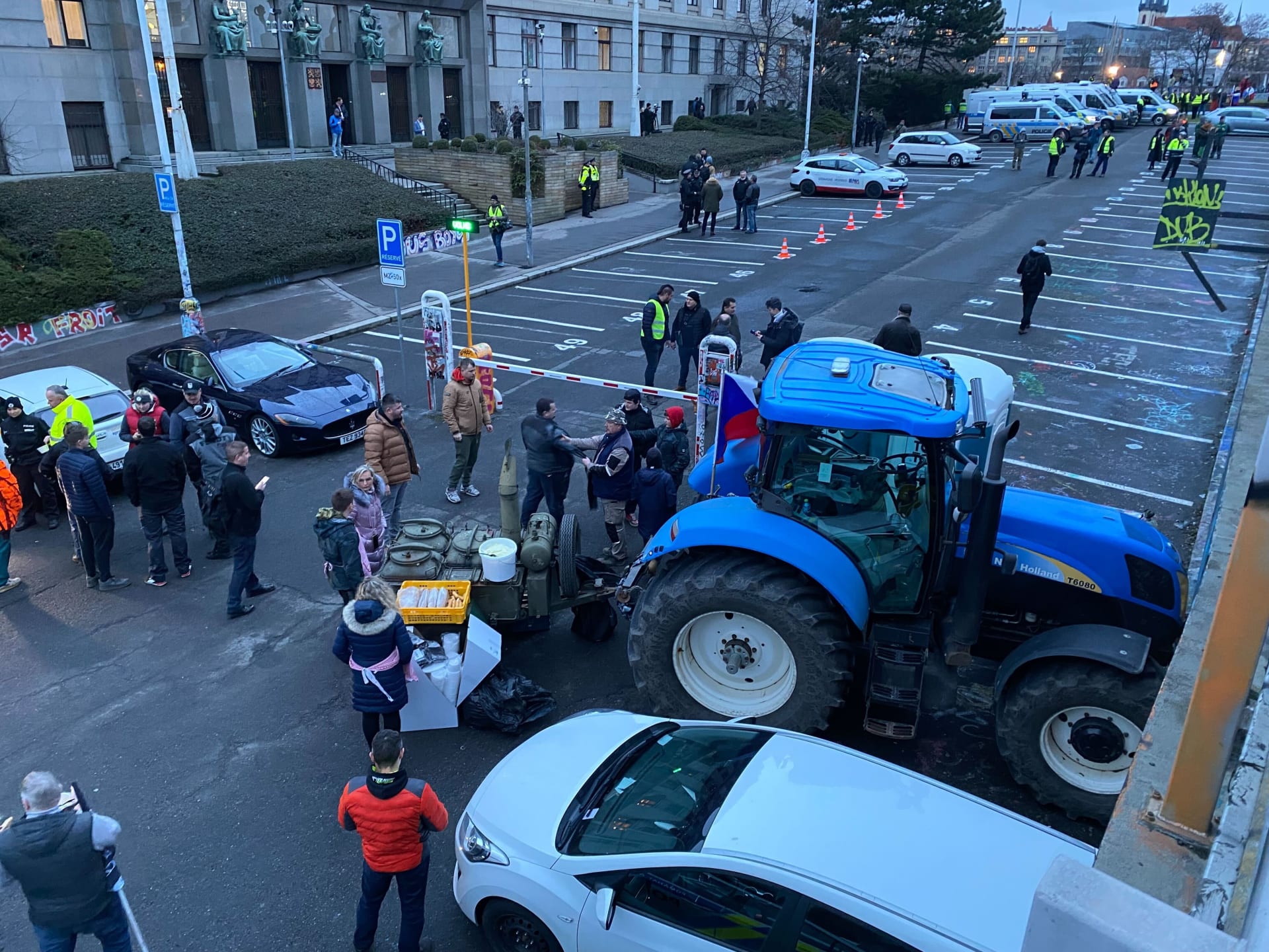 Protestující zemědělci zkomplikovali dopravu v Praze (19. 2. 2024).
