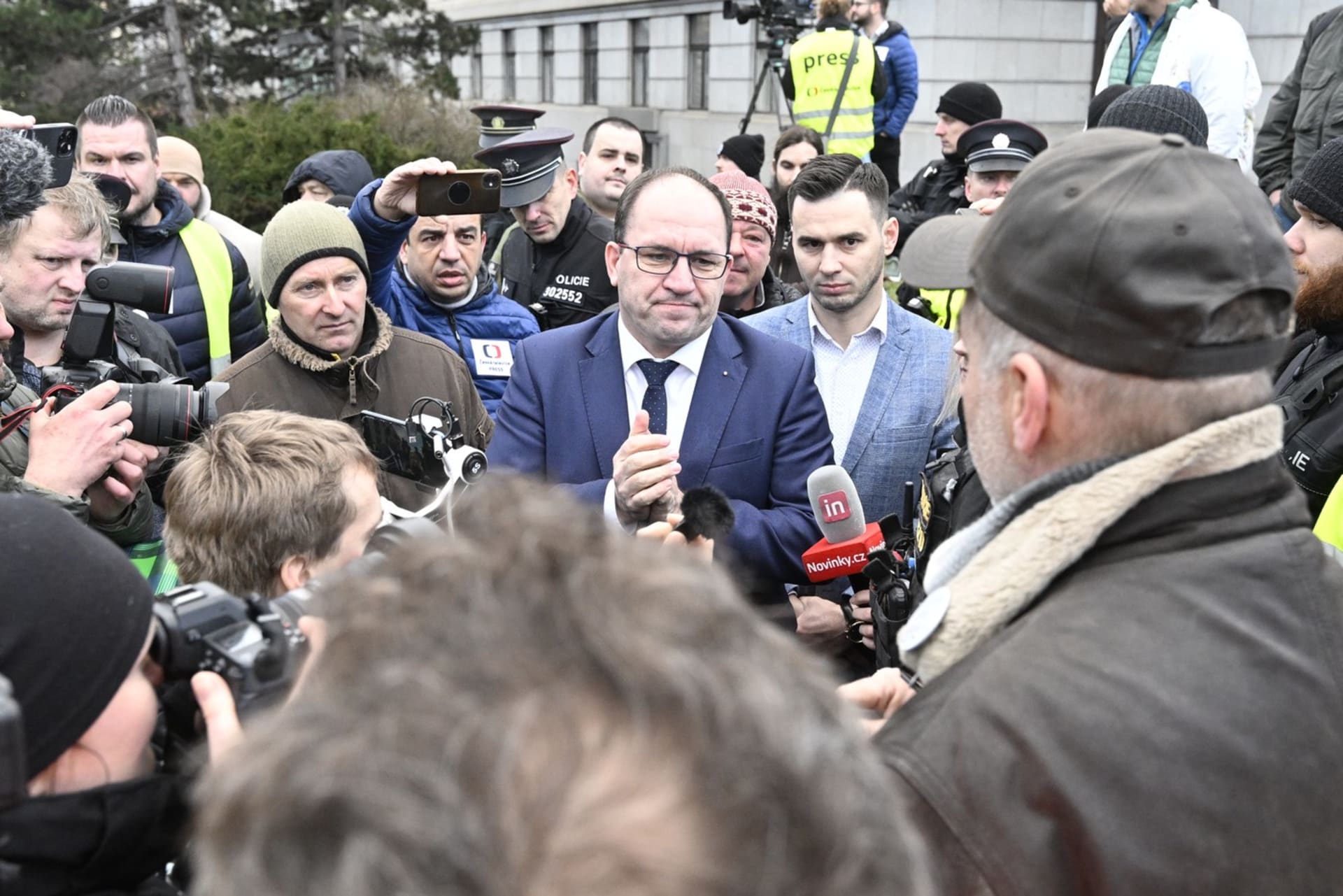 Ministr zemědělství Marek Výborný (KDU-ČSL) před budovou ministerstva zemědělství během diskuse s protestujícími (19. 2. 2024).