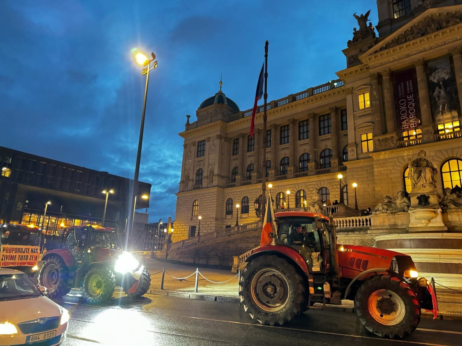 Zemědělci přijeli s traktory i k Národnímu muzeu.