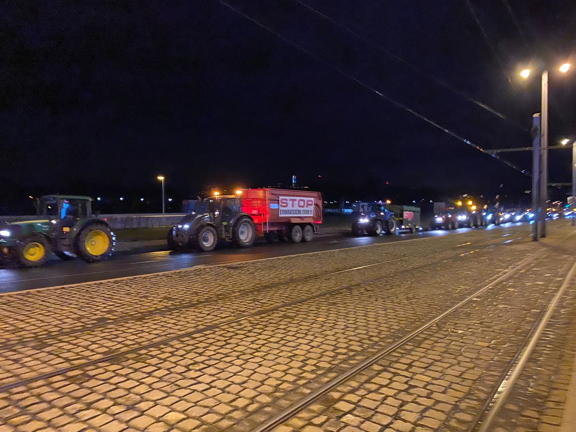 Traktory protestujících zemědělců u Sparty v ulici Milady Horákové