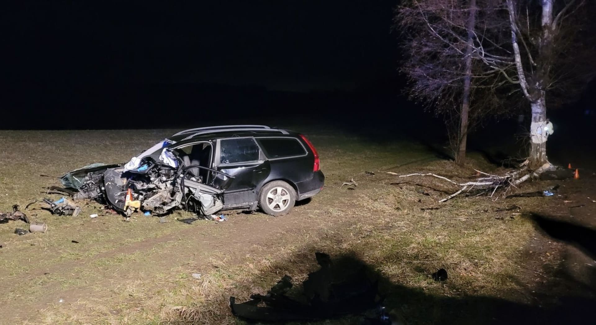 Tři lidé zemřeli při nehodách v Orlové a Novém Jičíně, auta narazila do stromů.