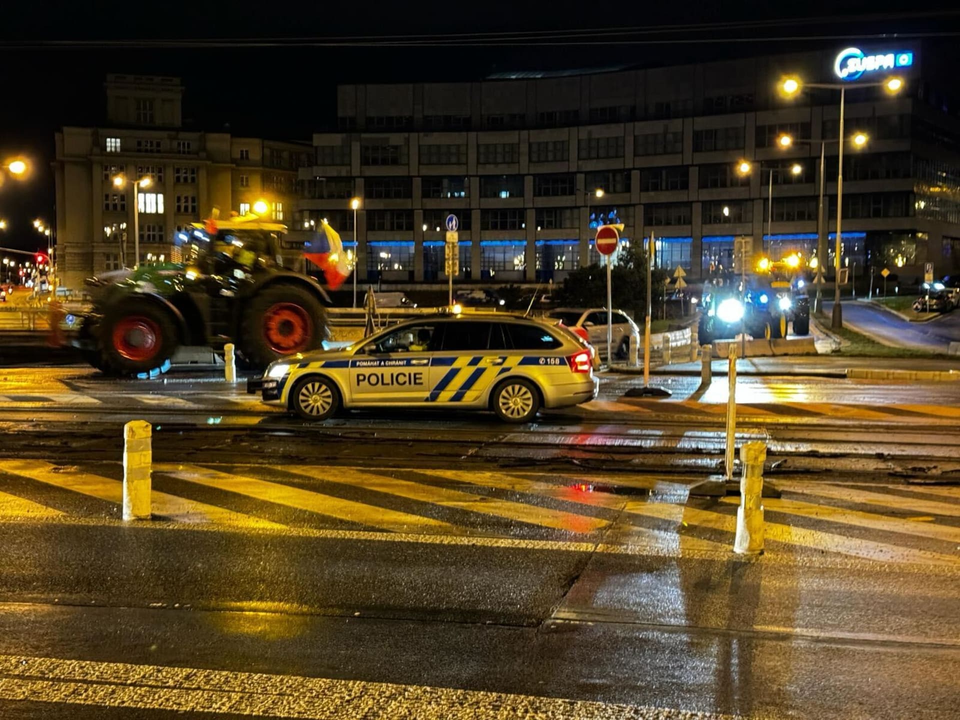 V Praze se tvoří další kolony s protestujícími zemědělci a jejich traktory. 