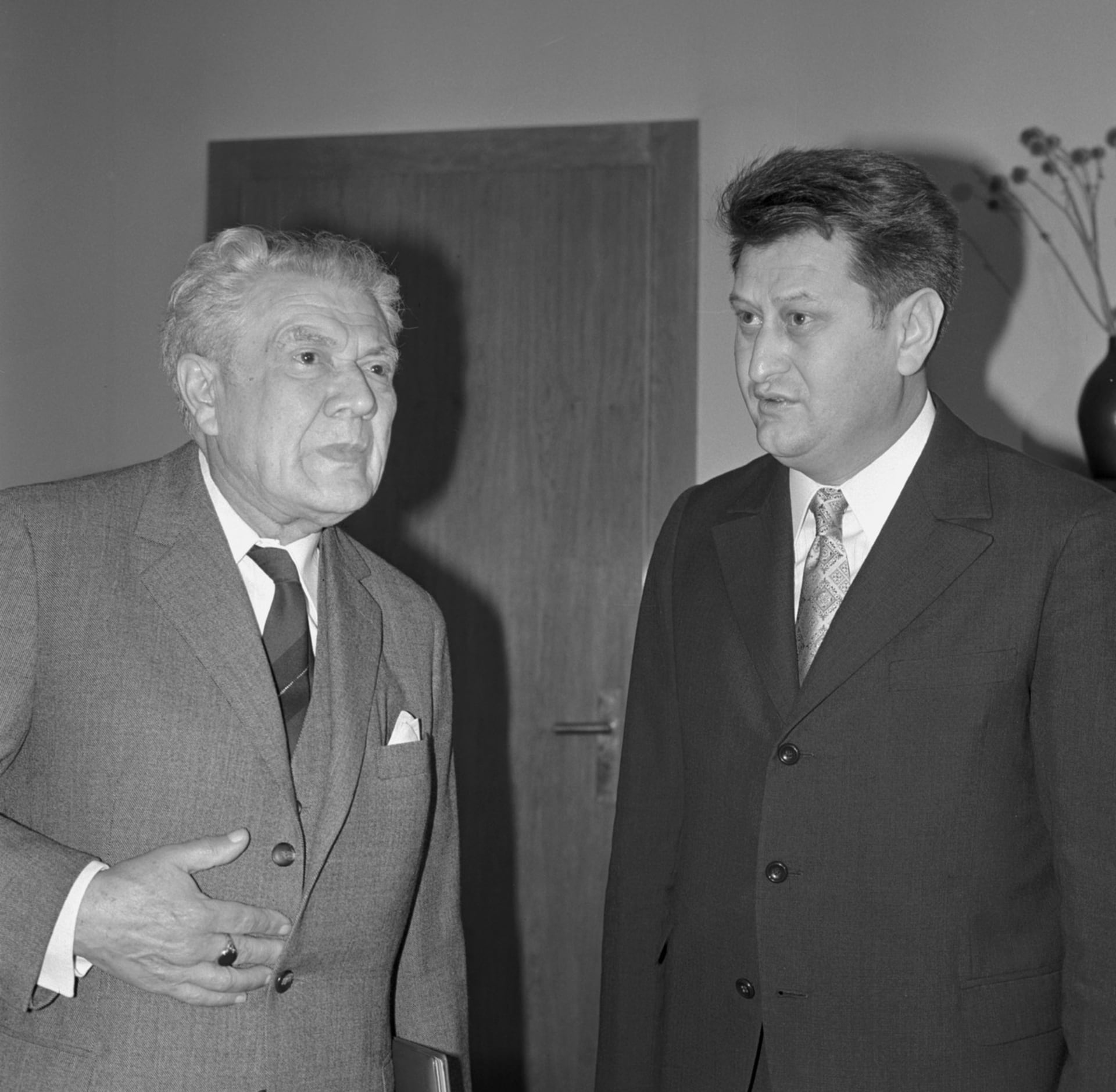 Stanislav Neumann byl angažovaným komunistou. Na snímku s tajemníkem ÚV KSČ Janem Fojtíkem. 