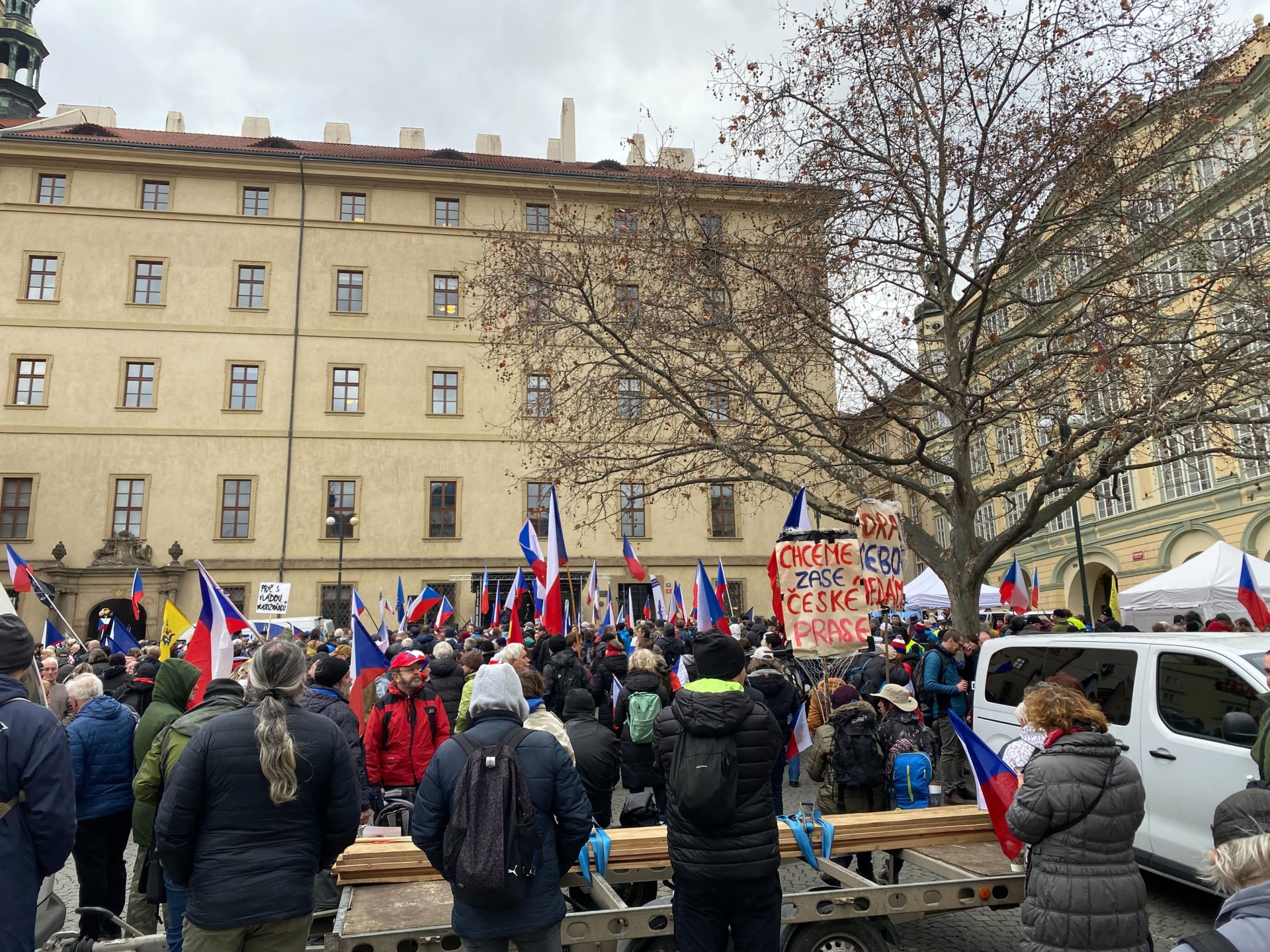 Část protestujících zemědělců se shromáždila na Malostranském náměstí, kde demonstrace pokračuje (19. 2. 2024).