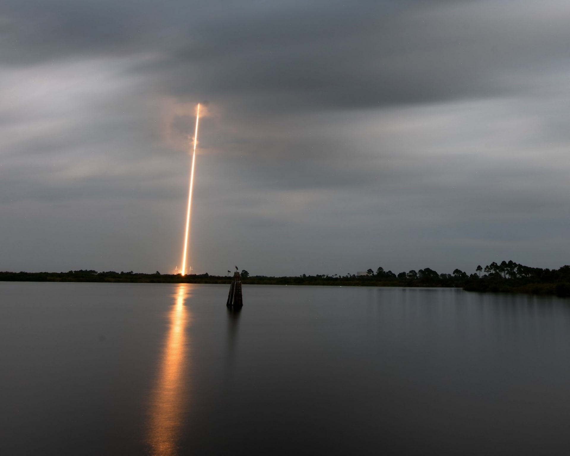 SpaceX vyslala do kosmu několik satelitů Starlink (13. 10. 2023).