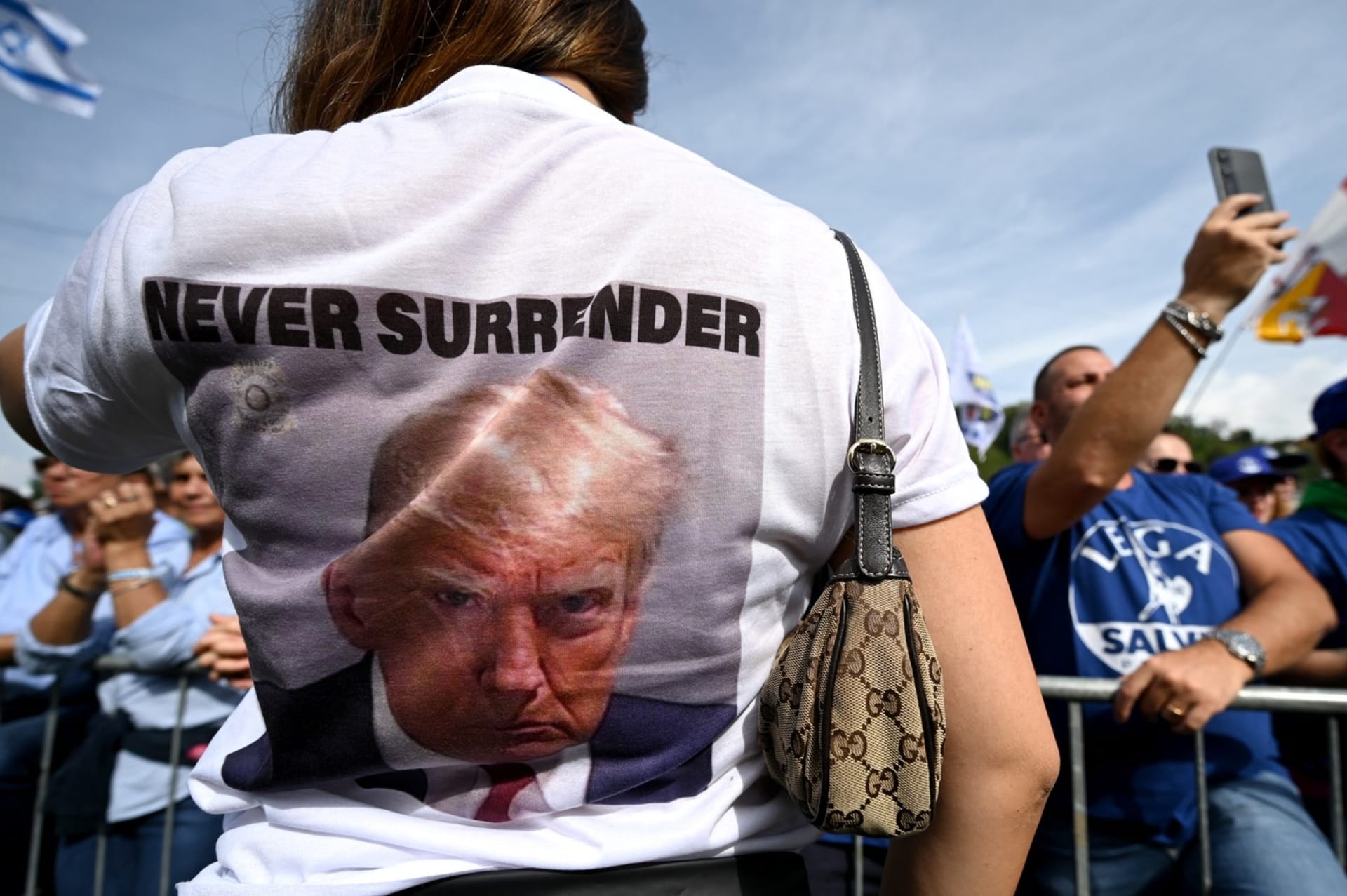 Populární tričko Trumpových podporovatelů s policejní fotografií exprezidenta