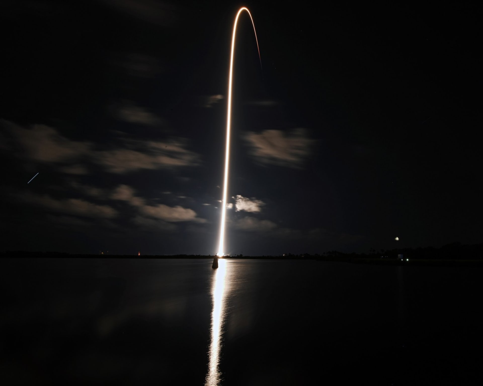 SpaceX vyslala do kosmu několik satelitů Starlink (21. 10. 2023).