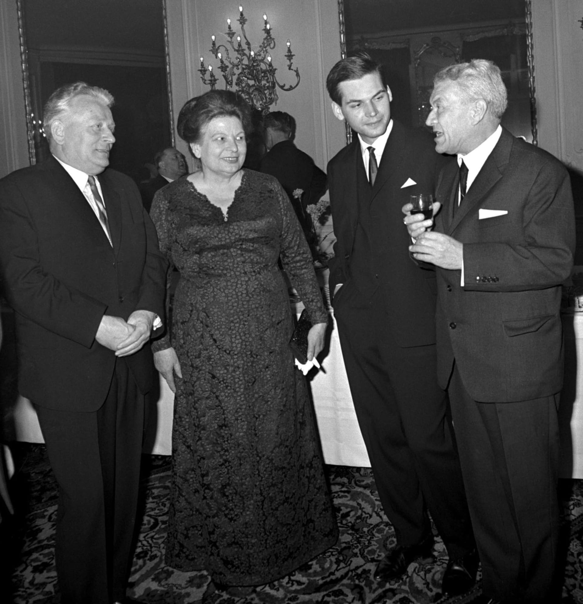 Stanislav Neumann s prezidentem Antonínem Novotným a jeho manželkou Boženou na Pražském hradě. 