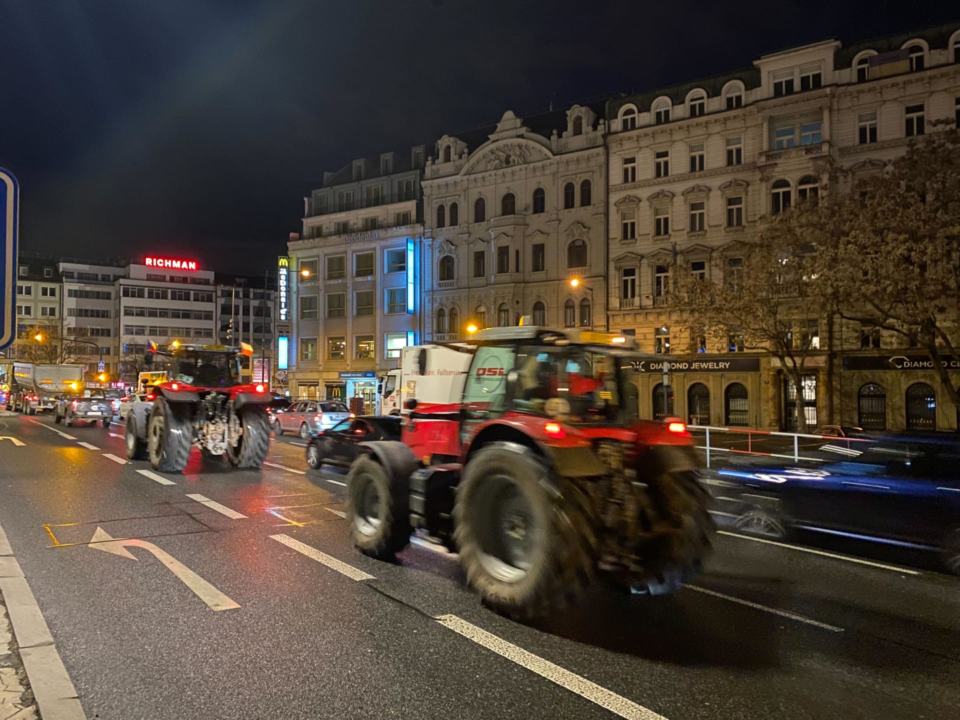 V Praze se za traktory tvořily dlouhé kolony.