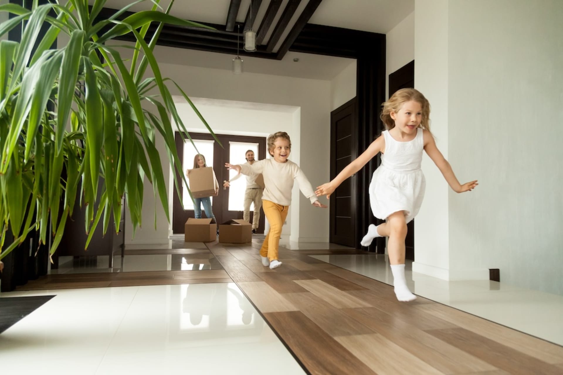 Dopřejte si doma klid: Jaká podlaha nabízí tichý došlap