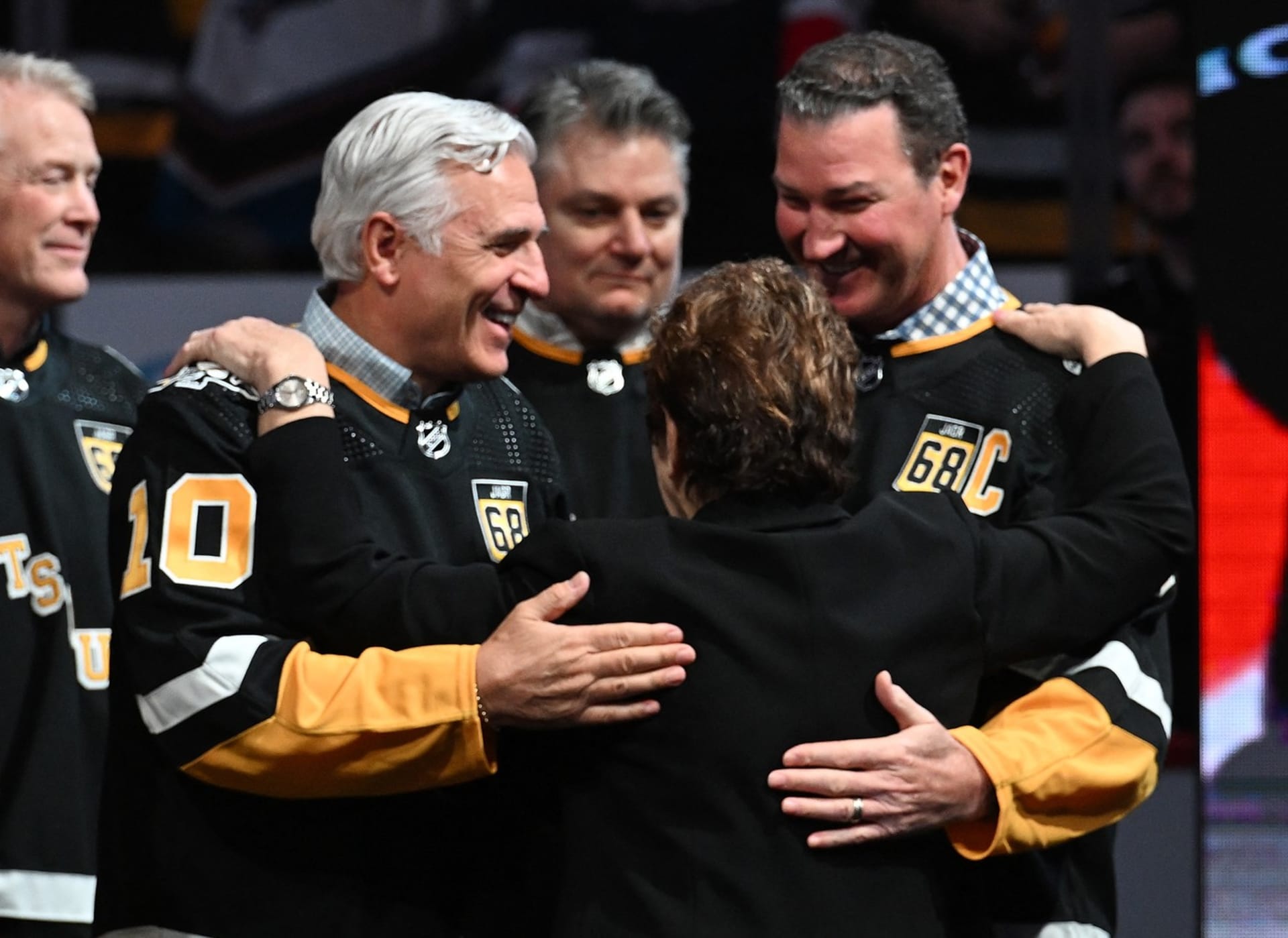 Anna Jágrová se objímá s Mariem Lemieuxem a Ronem Francisem, po jejichž boku Jágr v NHL na ledě řadu let válel.