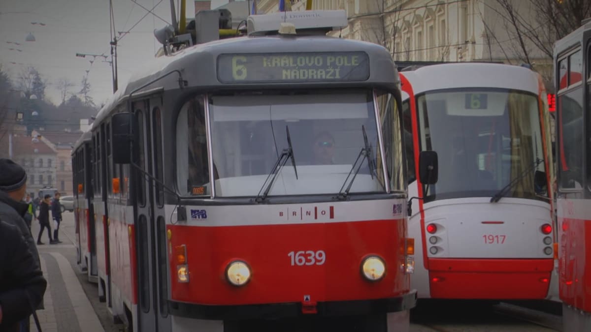 Agresoři surově napadli v brněnské tramvaji muže.