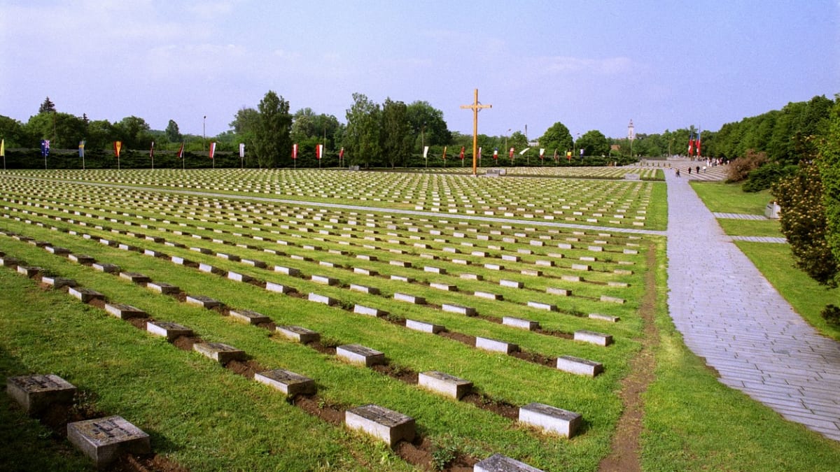 Národní hřbitov v Terezíně, který byl svědkem utrpení mnohých českých Židů.