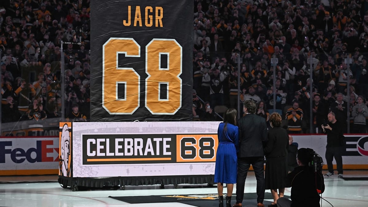 Jaromír Jágr se v NHL dočkal velké pocty. V Pittsburghu vyvěsili jeho dres pod strop haly a vyřadili číslo 68 z užívání.