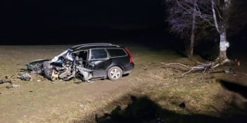 Tři mrtví. Dvě vážné nehody zaměstnaly záchranáře na Ostravsku, vzlétl i vrtulník