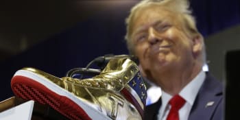 Trump představil zlaté tenisky, dříve prodával steaky i vodku. Bidenův tým se mu vysmál