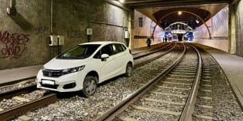 Auto v Praze uvázlo v tunelu pro tramvaje. Zase? Lidé se podivovali, jak je to možné