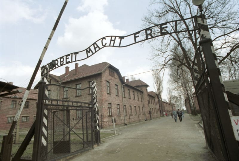 Brána do osvětimského koncentračního tábora.