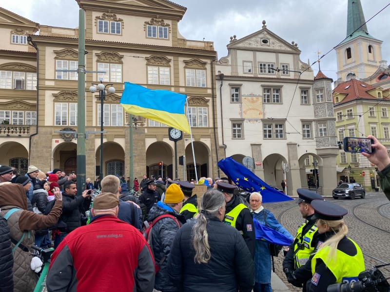 Na Malostranské náměstí dorazili kromě protestujících zemědělců i podporovatelé Ukrajiny a Evropské unie.