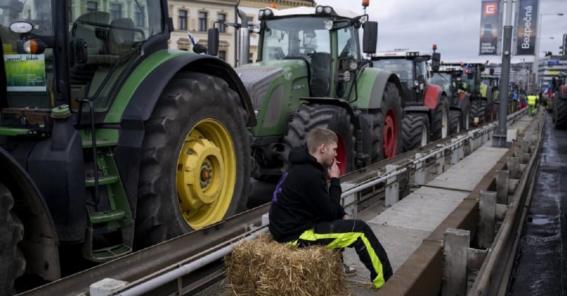 Traktory zablokovaly pražskou magistrálu