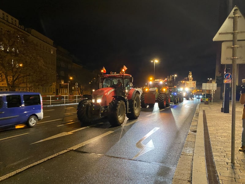 V Praze se tvoří další kolony s protestujícími zemědělci a jejich traktory. 