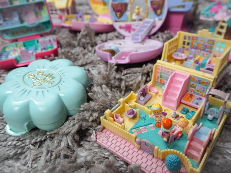 Hračky z devadesátek: Polly Pocket ,tyhle malé panenky a jejich velikosti odpovídající domovy byly na konci 80. a začátku 90. let ceněným majetkem mnoha holčiček.
