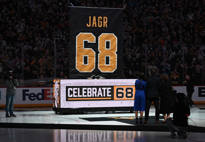 Jágr se svými nejbližšími sleduje, jak jeho dres s číslem 68 navždy stoupá k výšinám stadionu Pittsburghu.