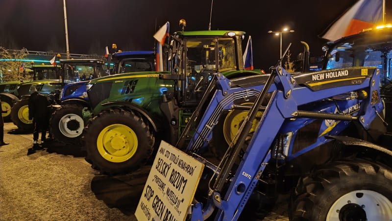 Zemědělci vyjeli do Prahy se svými traktory na protest, na některých místech se tvoří kolony. 