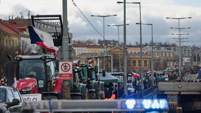 Traktory protestujících zemědělců na pražské magistrále (19. 2. 2024)