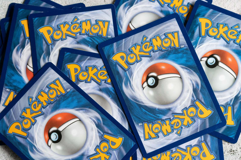 Hračky z  devadesátek: V devadesátkách byly karty Pokémonů hitem a sbírali je nejen teenageři. Tato sběratelská posedlost se ani s léty nevytratila a vzácné karty Pokémonů se pravidelně prodávají až za neuvěřitelné částky. Pokud máte nějaké staré karty Pokémonů, mrkněte se na ně a zkontrolujte jejich hodnotu.