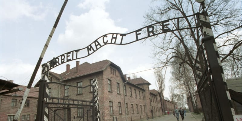 Brána do osvětimského koncentračního tábora.
