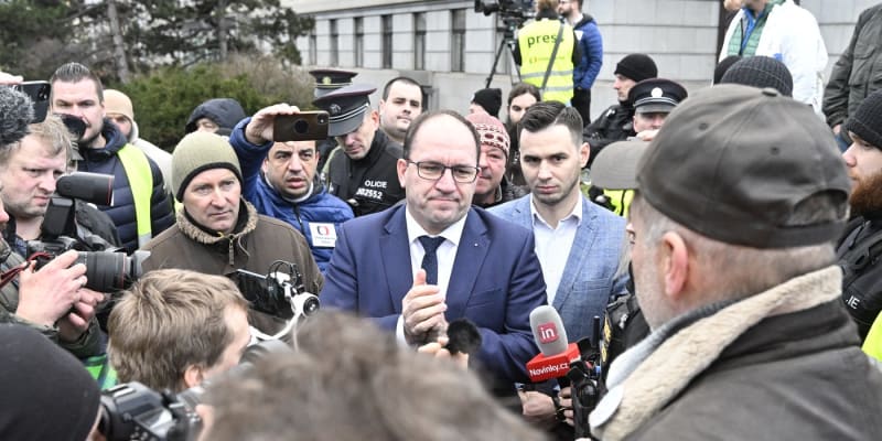 Ministr zemědělství Marek Výborný (KDU-ČSL) před budovou ministerstva zemědělství během diskuze s protestujícími (19. 2. 2024)