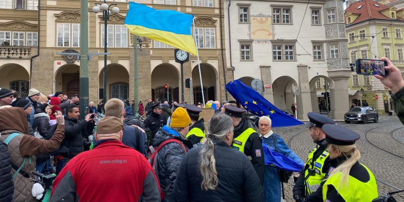 Na Malostranské náměstí dorazili kromě protestujících zemědělců i podporovatelé Ukrajiny a Evropské unie.