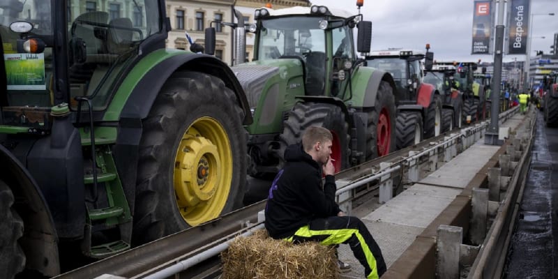 Traktory zablokovaly pražskou magistrálu.