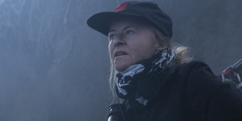 Charlotte Brändström při režírování druhé sezóny seriálu Pán prstenů: Prsteny moci