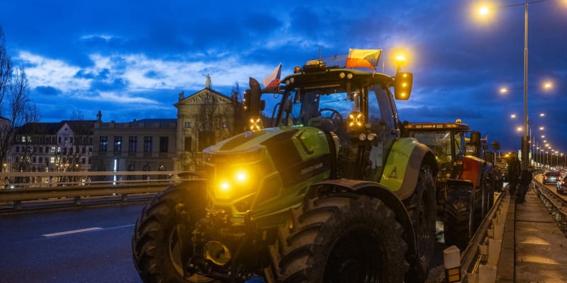 Je 19. února a traktory se valí na Prahu .