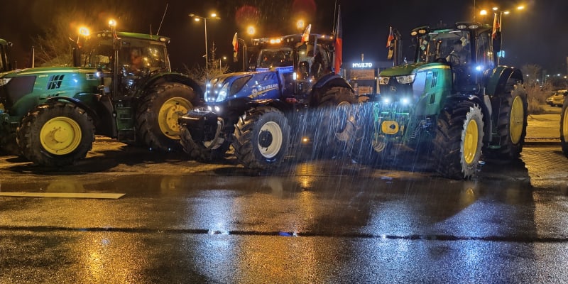 Zemědělci vyjeli do Prahy se svými traktory na protest, na některých místech se tvoří kolony. 