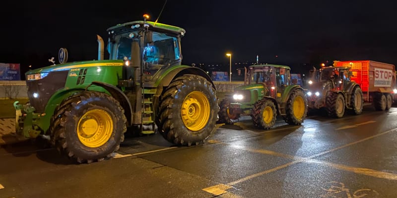 Traktory protestujících zemědělců u Sparty v ulici Milady Horákové