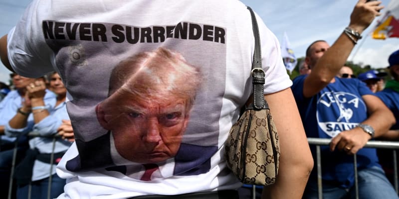 Populární tričko Trumpových podporovatelů s policejní fotografií exprezidenta