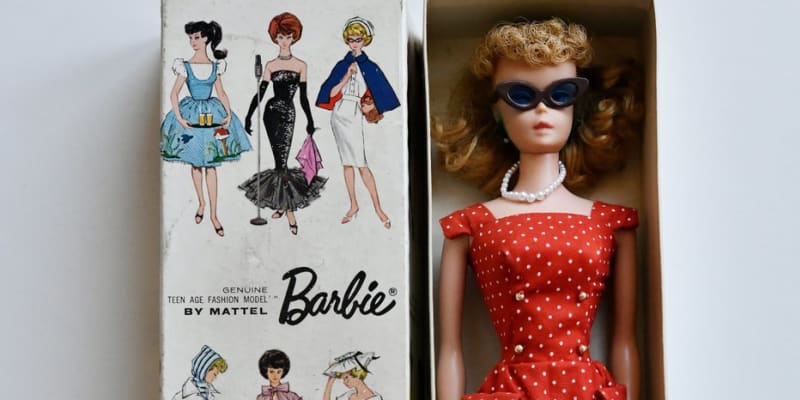 Hračky z devadesátek: Barbie, celým jménem Barbara Millicent Roberts, je světově nejznámější a nejprodávanější panenka, poprvé představená 9. března 1959.