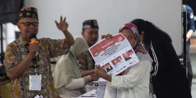 Tři časová pásma, 205 milionů voličů, 17 tisíc ostrovů. Indonésie má za sebou největší jednodenní volby na světě.